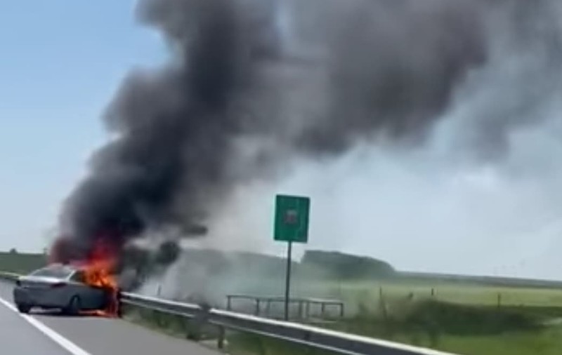 Doi tineri au sărit din mers dintr-o mașină care a luat foc și a rămas fără frâne pe autostrada A1