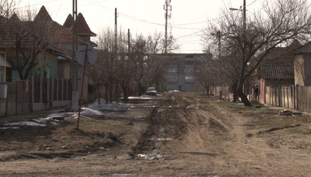 Lângă casele care au fost dărâmate de buldozerele comuniștilor au fost ridicate blocuri