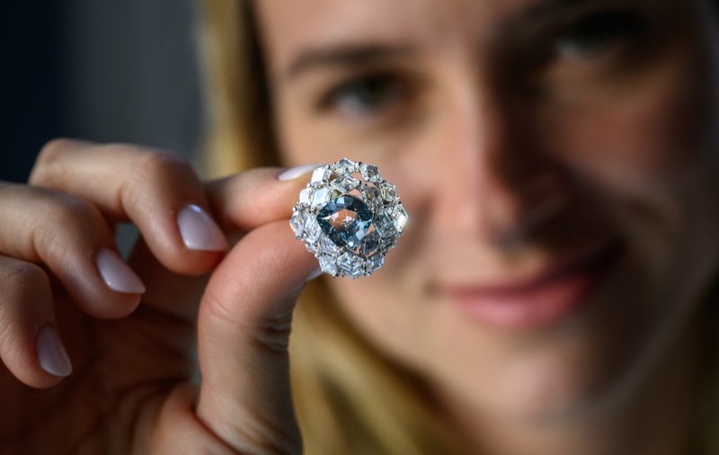 Cel mai mare diamant albastru-verzui din lume, scos la licitație: prețul depășește 11 milioane de dolari