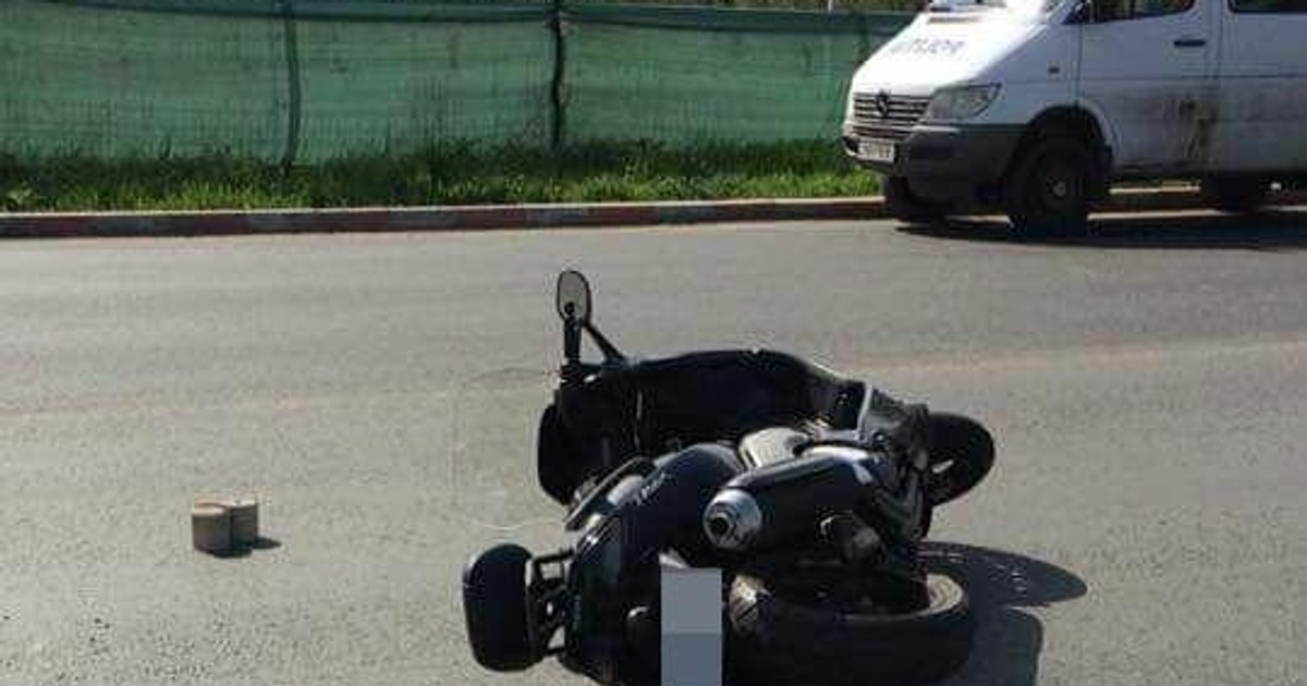 Un motociclist a fost omorât de un șofer neatent, în Pipera. Scuterul victimei, întins pe carosabil