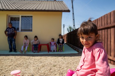Mai 2020: Mara şi surorile ei, în curtea noii locuinței