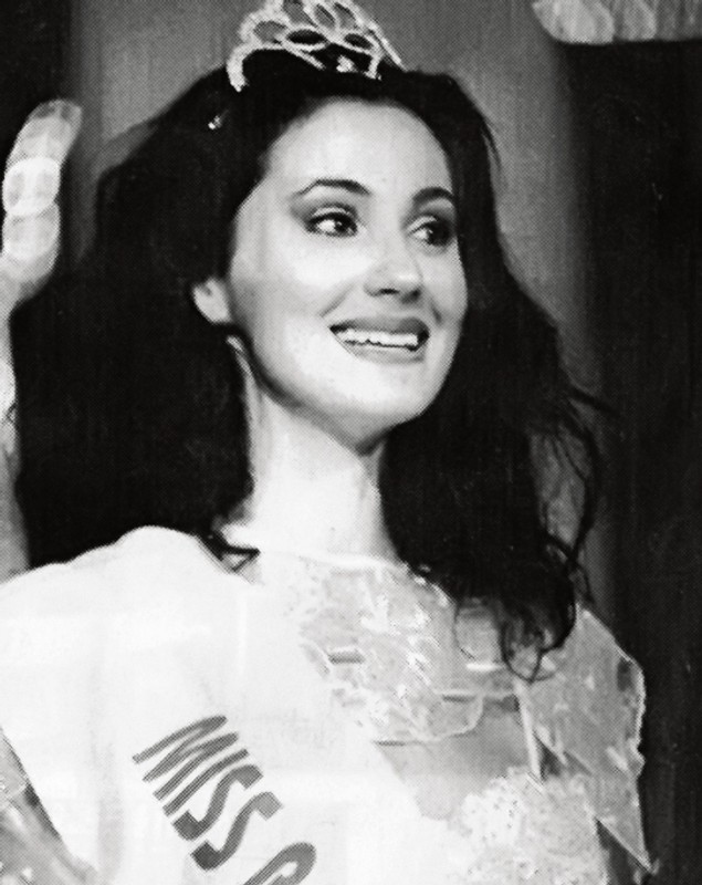 Cine a acuzat-o pe Roberta Anastase că a lăsat-o fără ținută. "Mi-a luat rochia de la Miss Universe" | FOTO