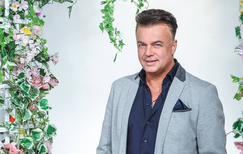 VIDEO EXCLUSIV/Adrian Enache cântă o manea de-ale lui Vali Vijelie. „Plin de bogație”, să fie, să fie...