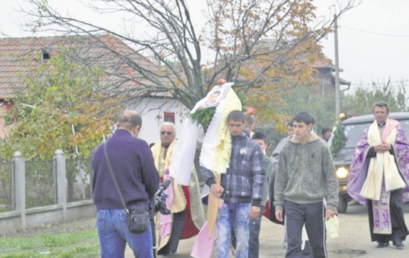 500 de oameni l-au dus la groapă
