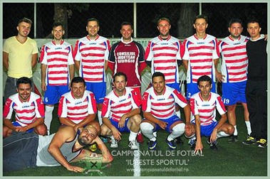 Ionuţ Damian (culcat), un portar excentric FOTO: campionatuldefotbal.ro