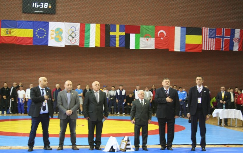 Răzvan Pârcălabu, şeful luptătorilor, şi fostul primar Cristian Poteraş, vice în CELA, i-au premiat pe olimpicii veterani