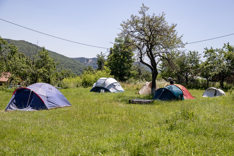 În curtea Centrului, există potenţial pentru amenajarea unui camping