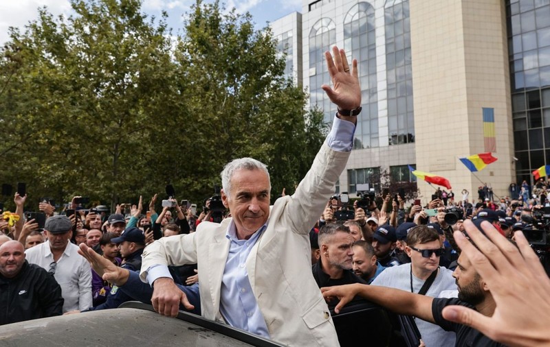 Calin Georgescu saluta sustinatorii adunati in fata Tribunalului Bucuresti, dupa decizia instantei - control judiciar. Foto: Vlad Chirea / Libertatea