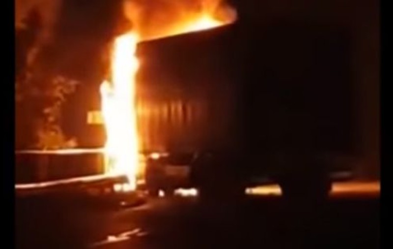 VIDEO | Accident grav pe DN 1. Trei tineri au ars de vii după ce mașina lor a fost lovită de un TIR