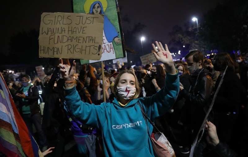 Cum s-a ajuns la interzicerea aproape totală a avorturilor în Polonia. Explică o jurnalistă româncă din Varșovia: „O femeie e obligată să ducă până la capăt o sarcină cu malformații”