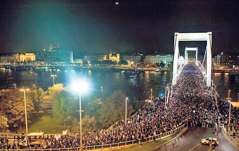Ungaria renunţă la taxa pe internet
