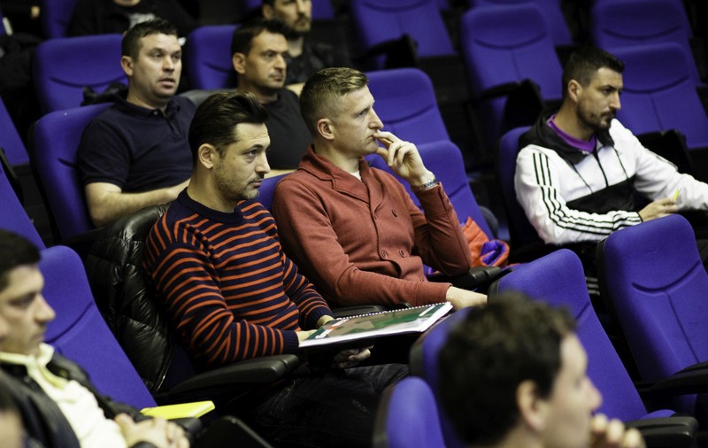 Au început cursurile pentru Licența UEFA A. În bănci, Gică Popescu, Mirel Rădoi, Dorin Goian, Tibi Lung și Mugur Gușatu