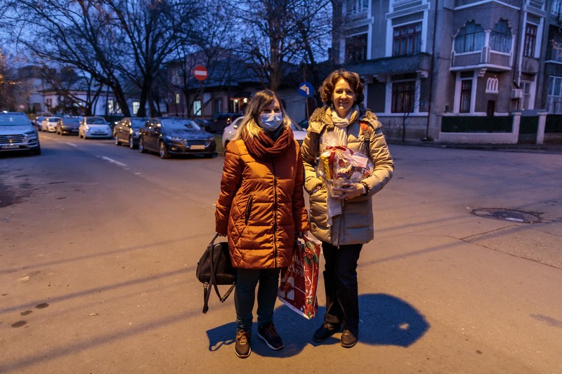 Voluntara Nicoleta și Livia Soare, pregătite de vizitele în casele oamenilor singuri