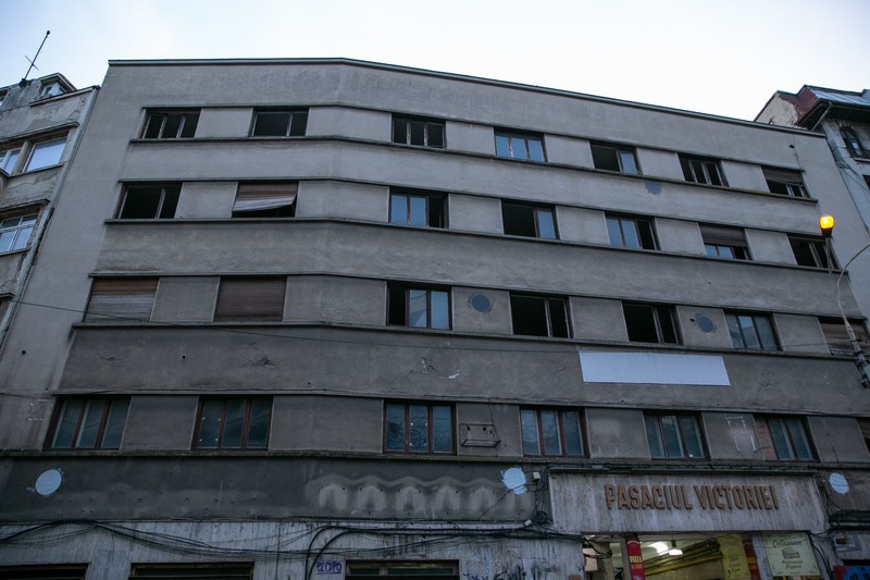 Bulinele care spun că imobilul este încadrat în clasa I de risc seismic de deasupra Pasajului Victoria au fost vopsite