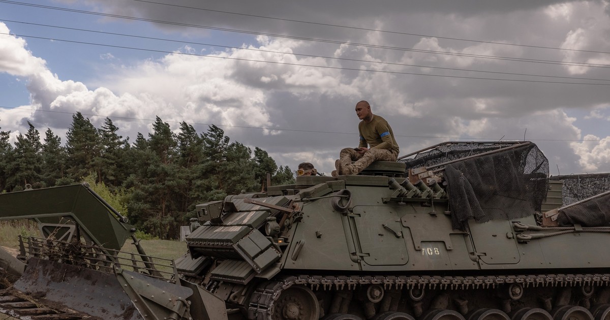 Militari ucraineni pe un blindat în ofensiva de la Kursk