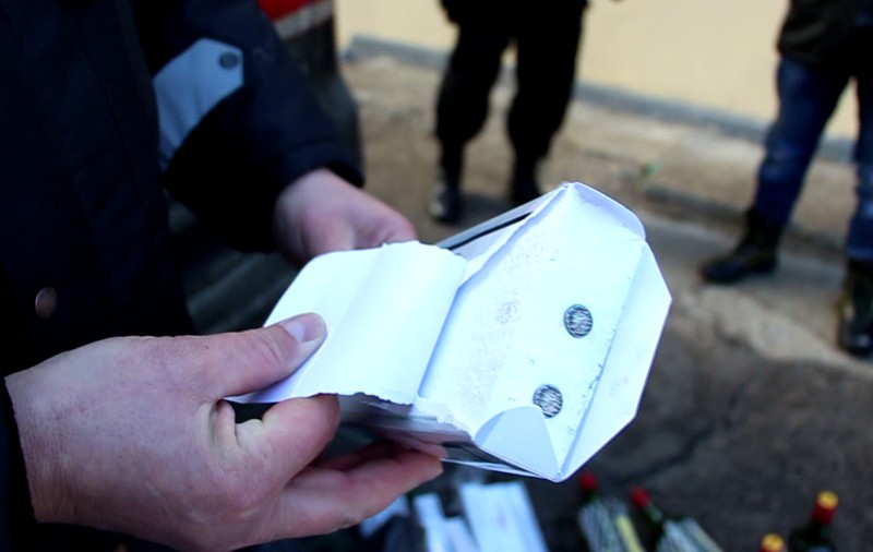 Țigări false cu polistiren și cuie descoperite la Galați în piața rușilor. O macetă și alte arme albe au fost confiscate de polițiști