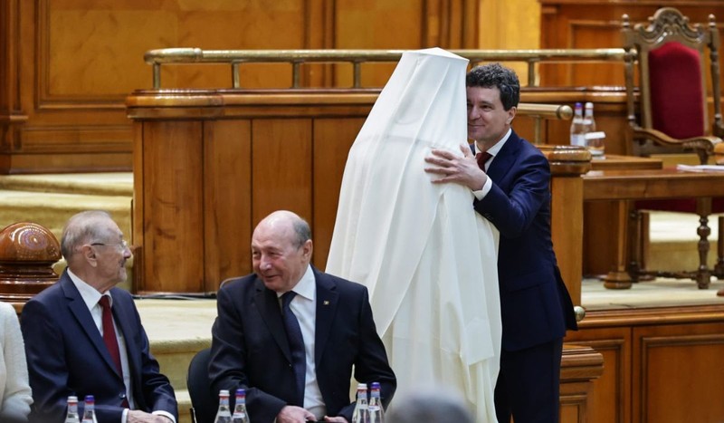 Nicușor Dan, îmbrățisându-l pe Patriarhul Daniel, după ce acesta i-a binecuvântat mandatul. Foto: Vlad Chirea/ Libertatea