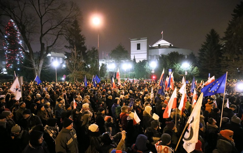 Tensiuni în Polonia | Protestele s-au extins în alte orașe. Apelul lui Donald Tusk