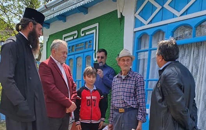 Fără mască și mănuși, mai mulți consilieri din Vaslui au împărțit diplome veteranilor de război, expunându-i la COVID-19. „Ne bucurăm să-i avem în viață”