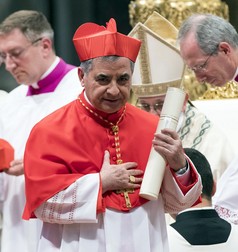 Cardinalul Angelo Becciu. Foto: EPA