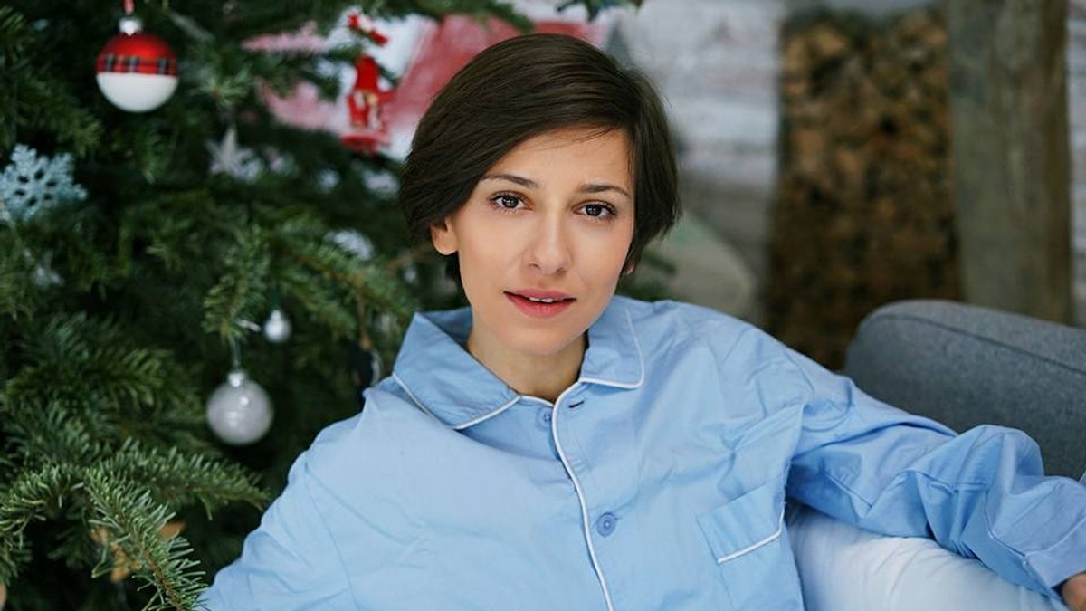 Dana Rogoz, în pijamale albastre, lângă bradul de Crăciun