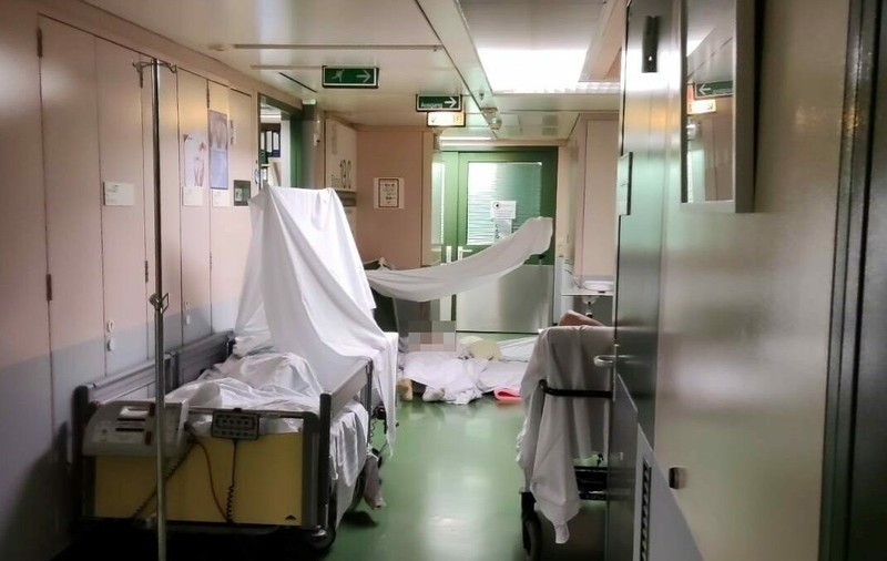 Pacienți ținuți pe podea, pe holurile secției de traumatologie ale celui mai mare spital din Viena, AKH: „Ca să nu cadă din pat!”