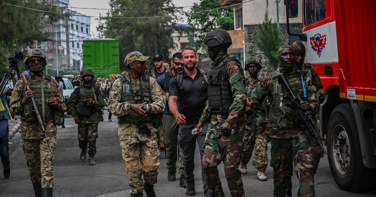 Rebelii M23 escortează mercenari români la punctul de trecere a frontierei cu Rwanda în Goma, Republica Democrată Congo, miercuri, 29 ianuarie 2025.