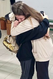 Două fetițe, una din Ucraina și una din România, au făcut schimb de numere de telefon și și-au luat la revedere îmbrățișate | Foto: Gabriela Bejan