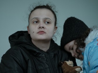 Nastia, 23 de ani, cu fetița ei, Sonia, așteptând vasul cu care se vor întoarce în Ucraina