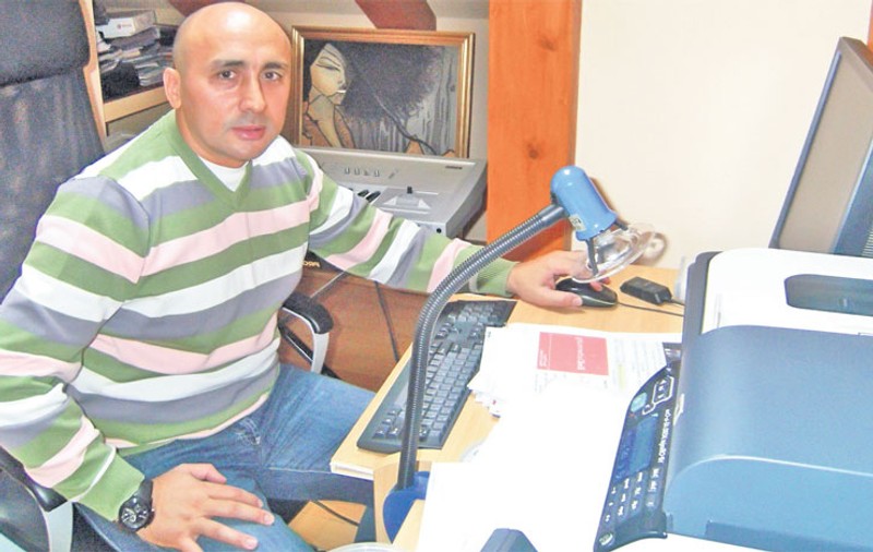Marcel Pavel învaţă cum se foloseşte calculatorul