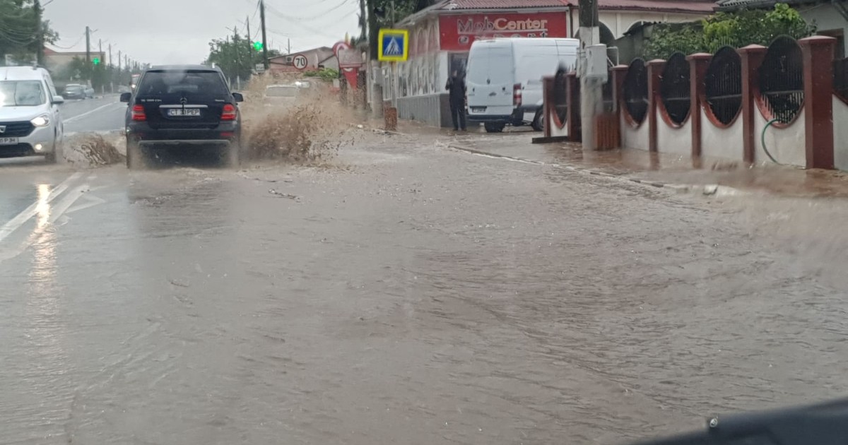 Rupere de nori pe litoral între Costinești și Tuzla. Subsolul unui hotel din stațiunea de tineret a fost inundat