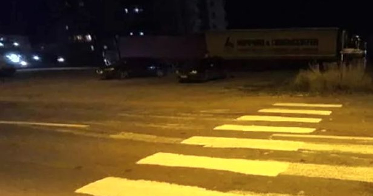 Trecere de pietoni făcută cu bidineaua, la Piatra Neamț. De ce au recurs la acest gest trei bărbați