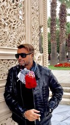 Cătălin Botezatu nu-și schimbă hainele. poartă de trei zile aceeași ținută: pantaloni, helancă și geacă negre și eșarfă colorată
