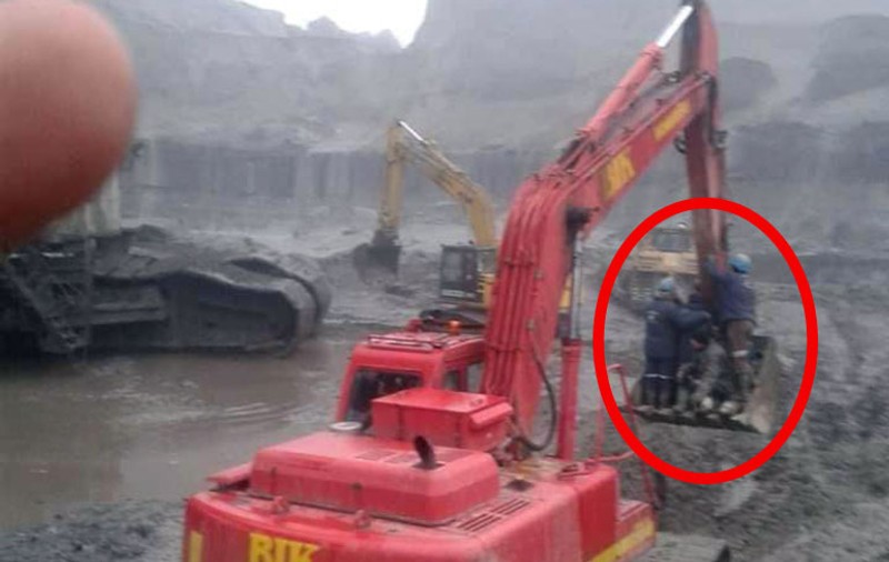 Imagine de la mina Jilț, unde trei oameni au murit: muncitori transportați în cupa excavatorului. Noul director spune că poza „e mai veche”