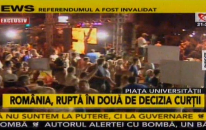 Protestatarii AU BLOCAT Piaţa Universităţii! Oamenii au rupt gardurile şi au blocat traficul | VIDEO
