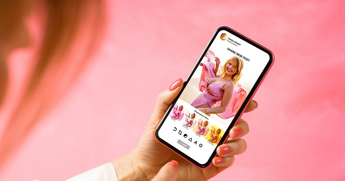 tanara priveste reclame la imbracaminte pe telefon