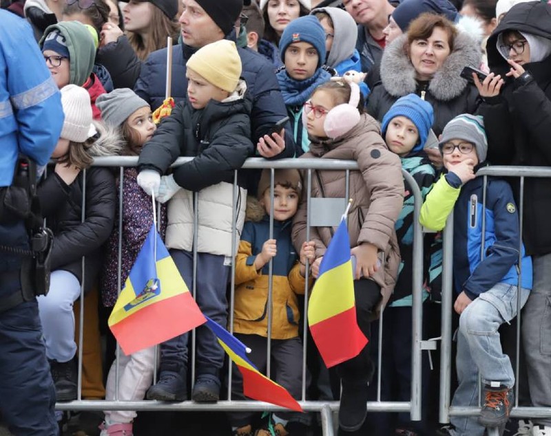 Ce nu s-a văzut la TV de la parada militară de 1 Decembrie, la Arcul de Triumf din București