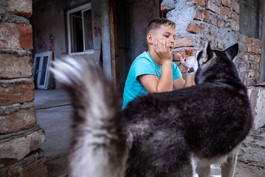 Cel mai bun prieten al copilului abandonat de mamă e câinele Jesse