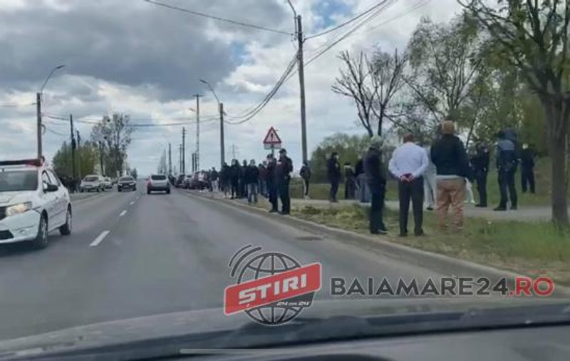 Video | Verificări ale autorităților din Baia Mare, după ce sute de oameni au participat la o înmormântare. Polițiștii care au intervenit, în vizorul șefilor