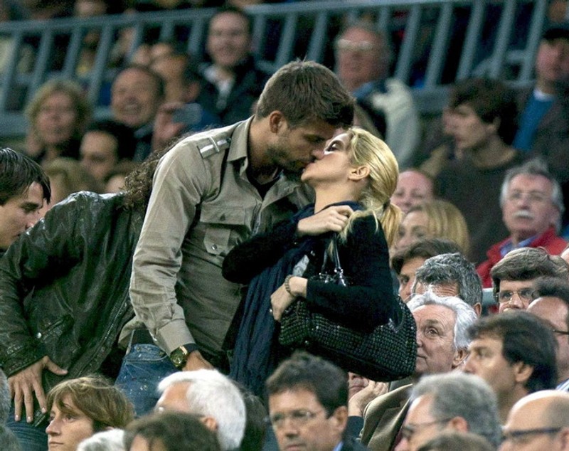 Imagini cu Gerard Pique și noua iubită sărutându-se. Cine e și cu ce se ocupă tânăra care l-a cucerit pe fotbalist