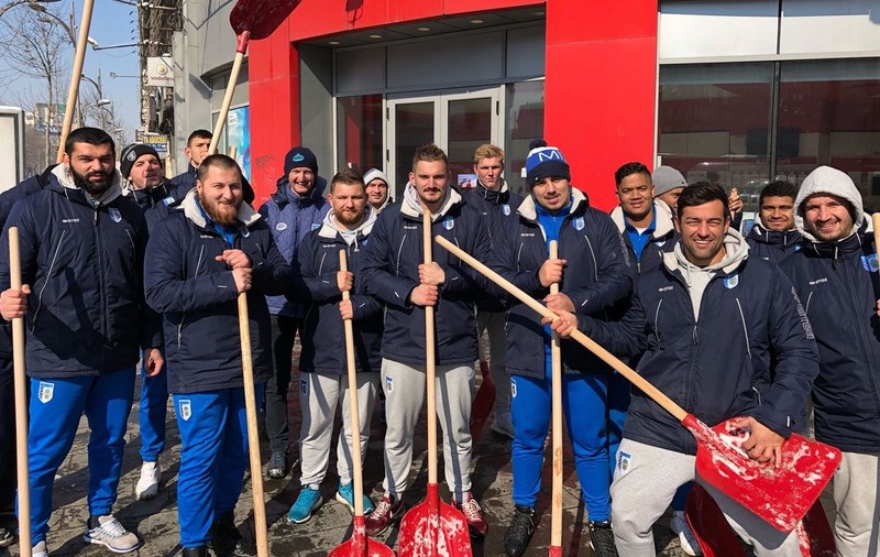 Sportivii de la CSM București au pus mâna pe lopată și au ieșit la deszăpezire / GALERIE FOTO