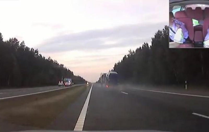 ÎNFIORĂTOR! Şofer BEAT, care CONDUCEA o PLATFORMĂ CU MAŞINI NOI, URMĂRIT DE POLIŢIŞTI! VIDEO