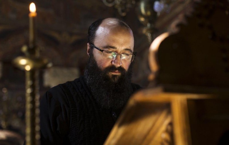 Un cunoscut preot, după ce o femeie i s-a plâns că Visarion Alexa și-a deschis pantalonii în fața ei: „Dacă părintele a provocat din greșeală cu mâna deschiderea unui nasture?”