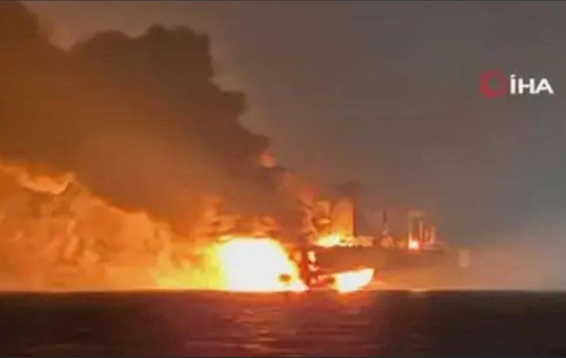 Două petroliere rusești au luat foc în Marea Neagră. Unul dintre ele nu mai poate fi salvat