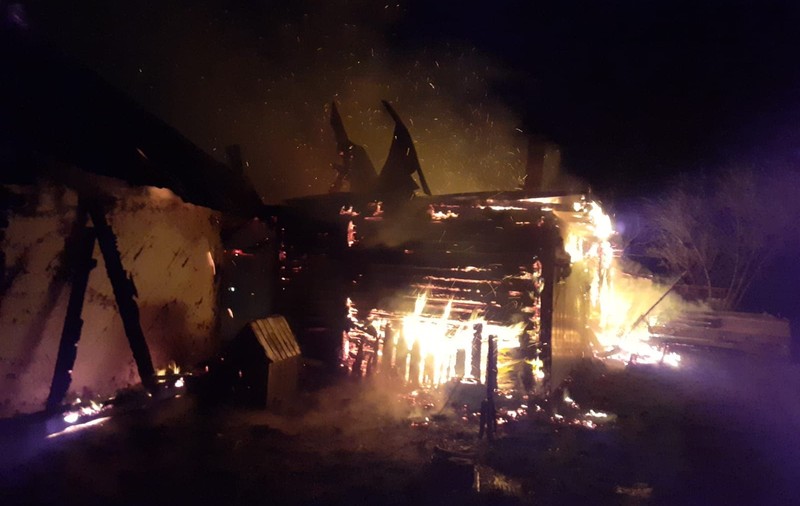 Scene de groază într-un sat din Vaslui. Un bărbat și-a incendiat casa și a încercat să se sinucidă cu un fierăstrău electric