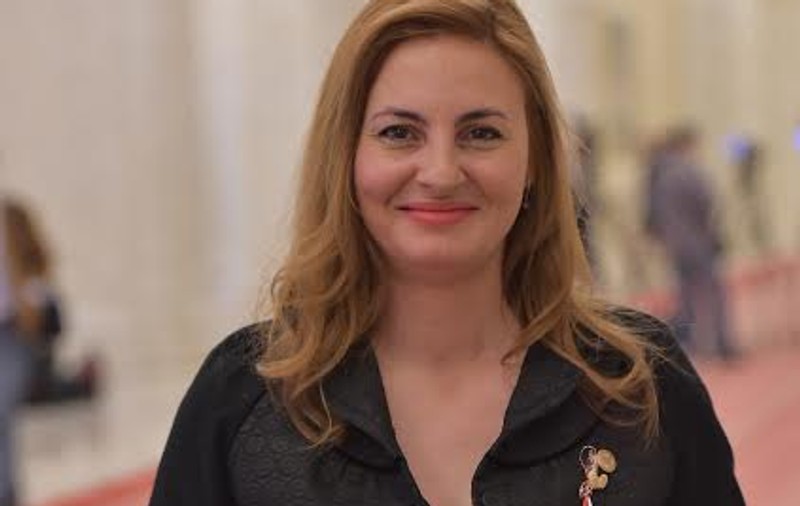 Alesele neamului au primit flori și mărțișoare de la colegi; Opoziția și Puterea au lăsat deoparte rivalitățile