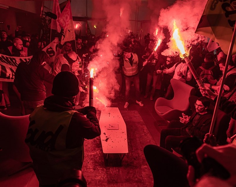 Protestatarii francezi au intrat cu torțe în sediul unei companii financiare din Paris, pe fondul furiei față de legea pensiilor