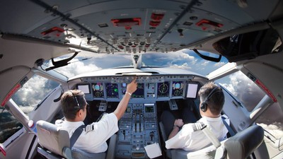 piloti avion in timpul zborului