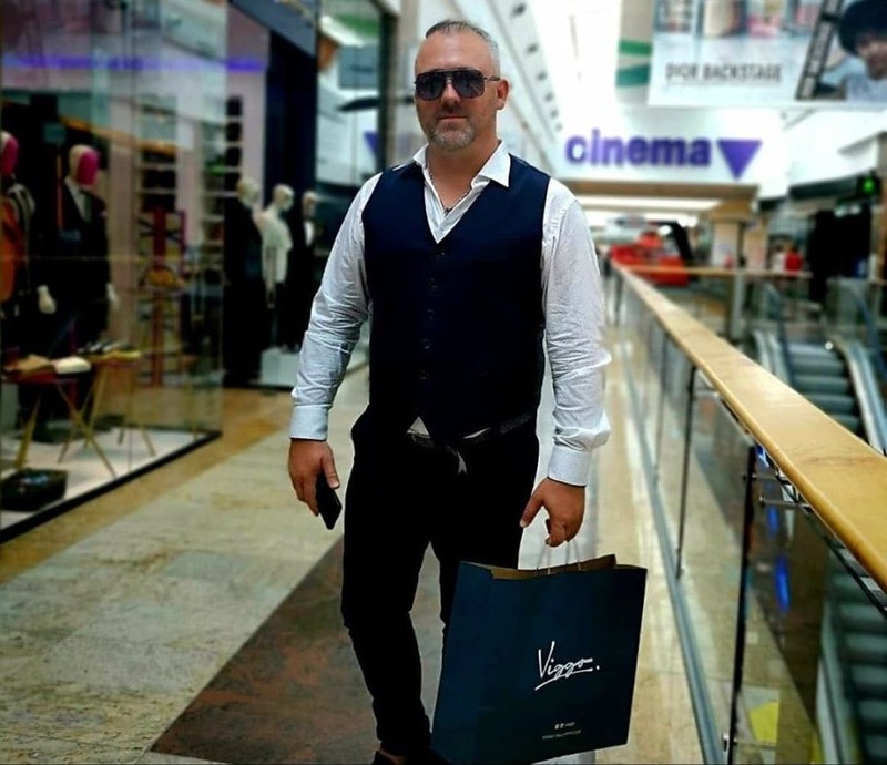 Adrian Ionel, după ce și-a făcut cumpărături la Viggo, firma prietenului lui Botezatu, despre care Libertatea a scris că a făcut milioane de euro profit din afacerile cu viziere, derulate însă nu prin UNIFARM, ci prin ONAC, celălalt pol unde s-au cheltuit zeci de milioane de euro în criza COVID