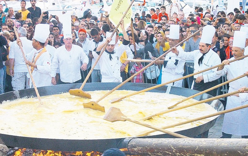 Românii au gătit în Africa | Omletă-gigant, din 4.000 de ouă